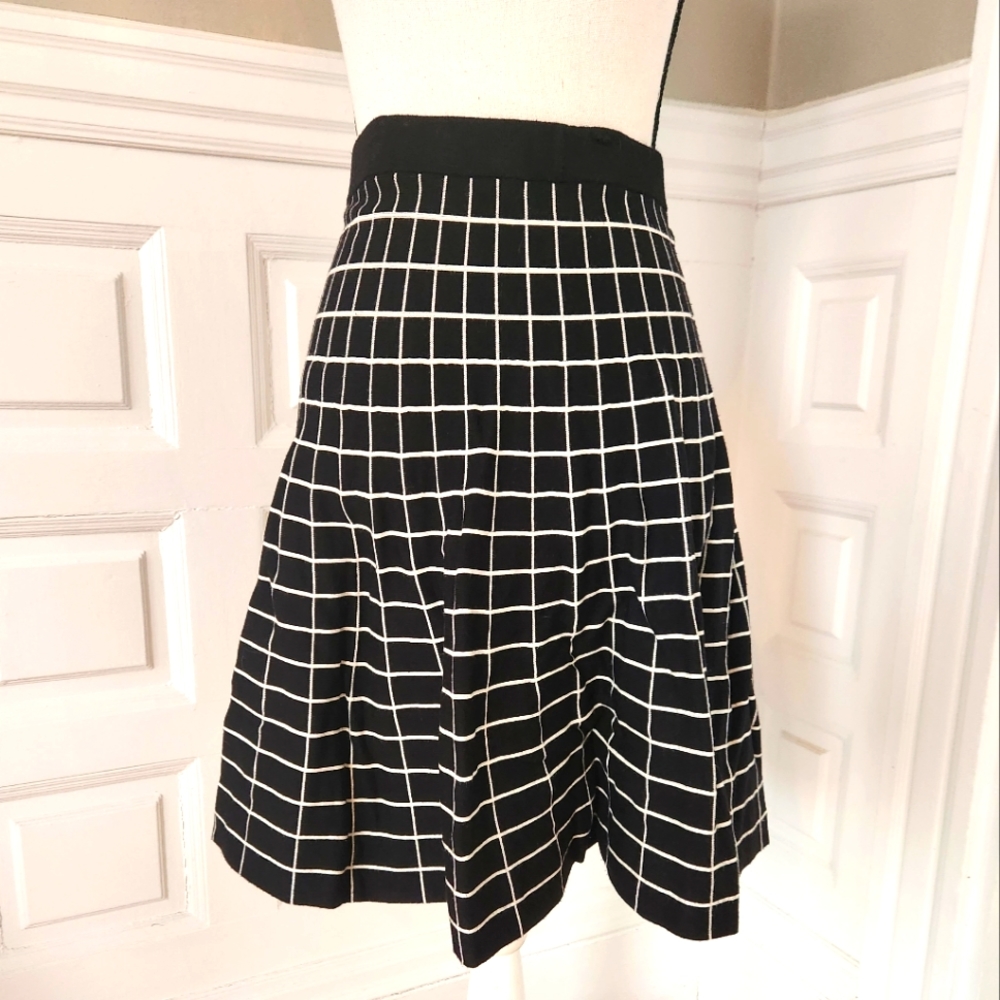 Reversable chelsea and theodore skirt size medium black and white sweater like